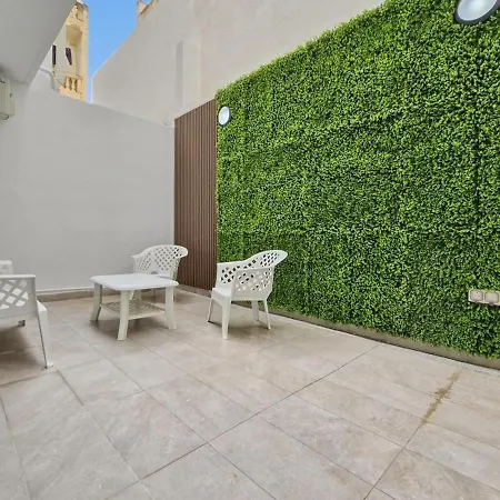 Close To Seafront Spacious Brand New 2 Bedroom 2 Bath & Outdoor *