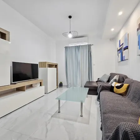 Close To Seafront Spacious Brand New 2 Bedroom 2 Bath & Outdoor