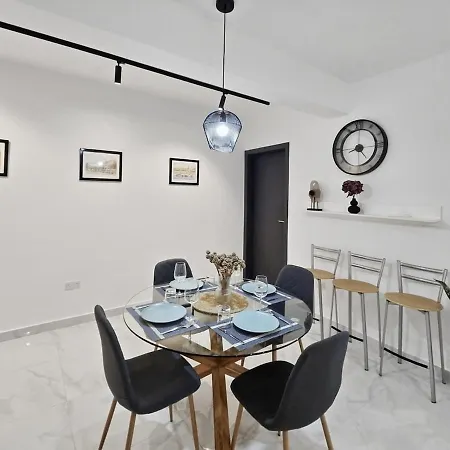 Close To Seafront Spacious Brand New 2 Bedroom 2 Bath & Outdoor