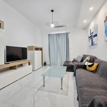 Close To Seafront Spacious Brand New 2 Bedroom 2 Bath & Outdoor