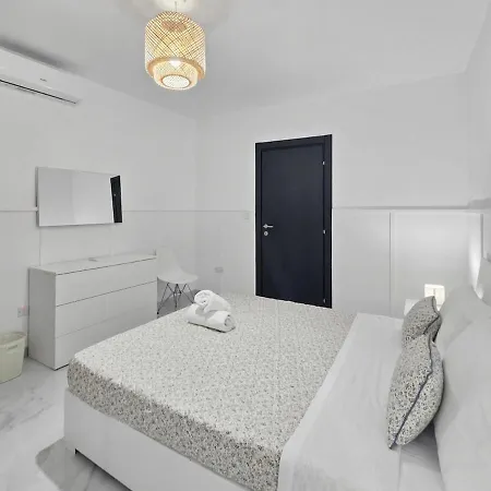 Close To Seafront Spacious Brand New 2 Bedroom 2 Bath & Outdoor
